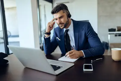 التحدث إلى مستشارينا